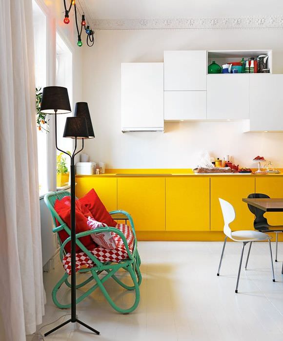Желтые и белые фасады кухонного гарнитура
