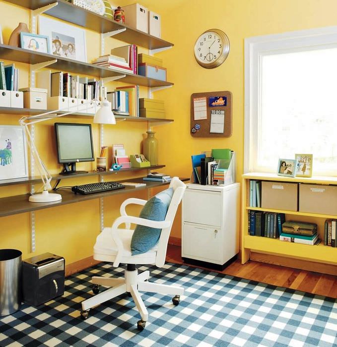 Интерьер домашнего рабочего кабинета с желтыми стенами