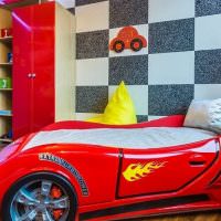 Детская кровать в форме автомобиля