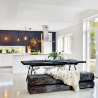 Деревянная мебель в интерьере кухни частного дома