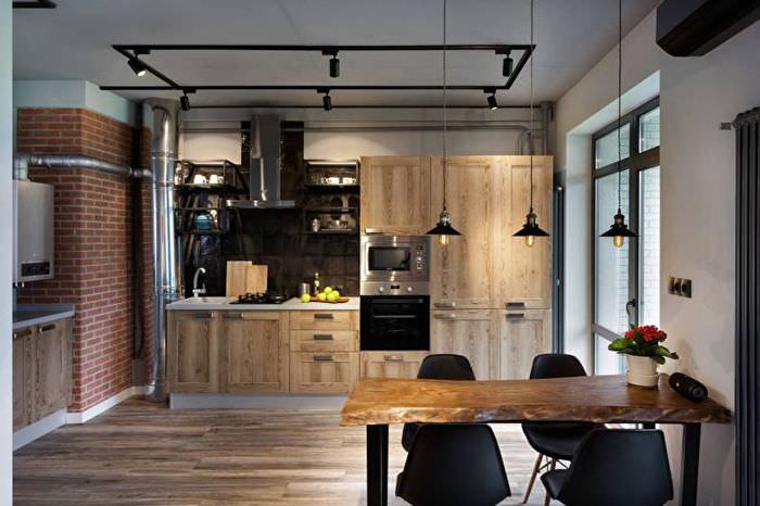 Интерьер кухни в индустриальном стиле с черными стульями