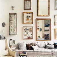 Оформление стены над диваном зеркалами