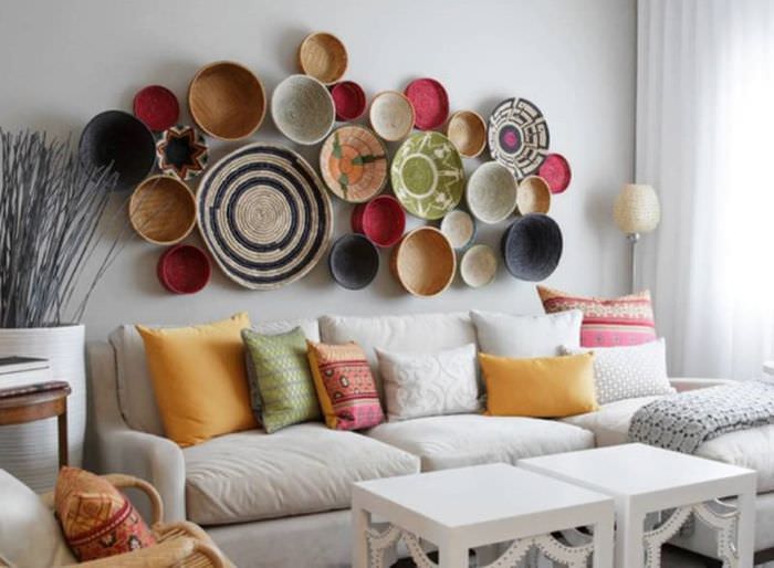Украшение стены над диваном с помощью декоративных тарелок