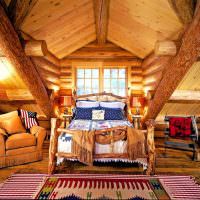 деревянная кровать в мансардной спальне