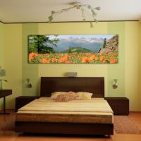 Картина с природным пейзажем над изголовьем кровати