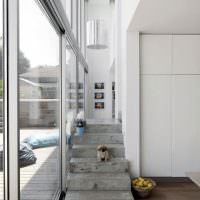 Лестница в стиле минимализма в загородном доме