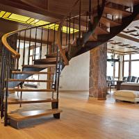 Металлическая винтовая лестница с деревянными ступенями