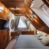 Деревянная отделка спальни в мансарде
