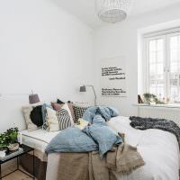 Декоративные подушки на кровати в светлой спальне