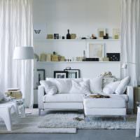 Белая мягкая мебель в гостиной скандинавского стиля