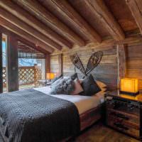 Деревянная кровать в спальне частного дома