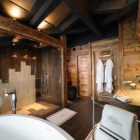 Интерьер ванной комнаты в дома из бруса