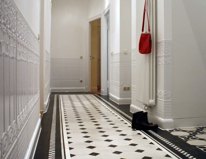 Интерьер длинного коридора с керамическим полом