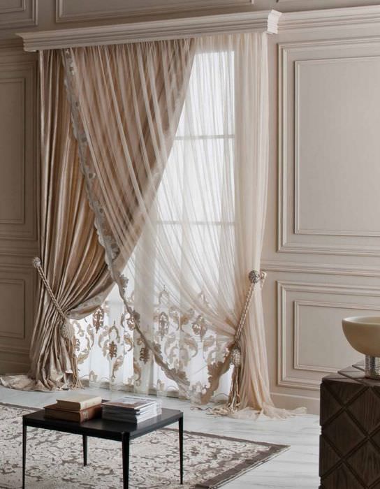 Асимметричная итальянская штора на окне гостиной в классическом стиле