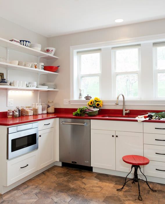 Угловой кухонный гарнитур с красной рабочей поверхностью