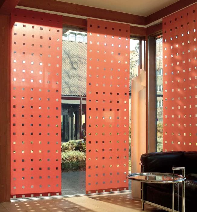 Красные японские шторы с перфорацией на большом окне гостиной