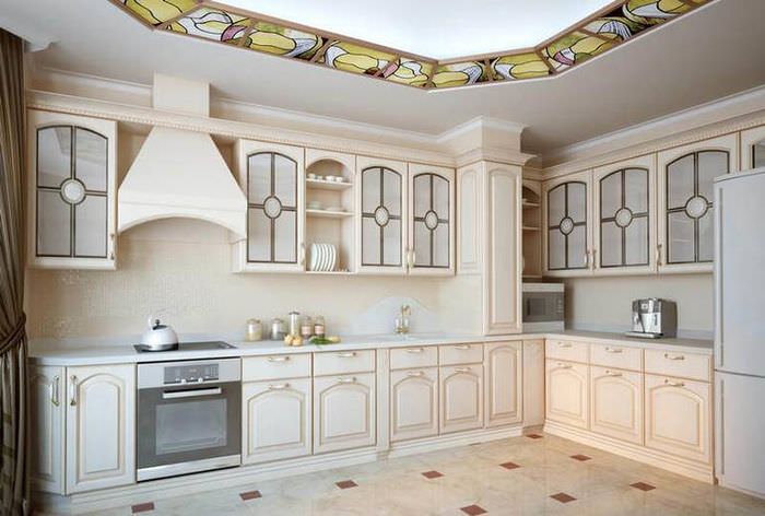 Угловой кухонный гарнитур на кухне с керамическим полом