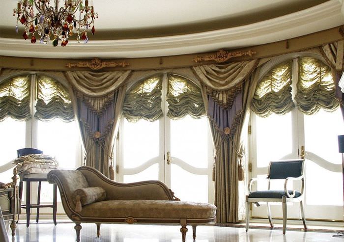 Сочетание ткани на шторах с отделкой мягкой мебели в гостиной