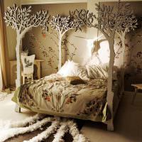 Украшение кровати вырезанными силуэтами деревьев