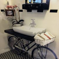 Умывальник из старого велосипеда в ванной