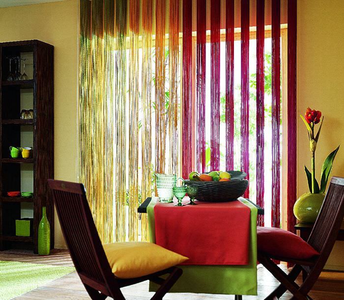 Разноцветные нитяные шторы в интерьере современной кухни