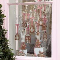 Окно частного дома с праздничными декорациями