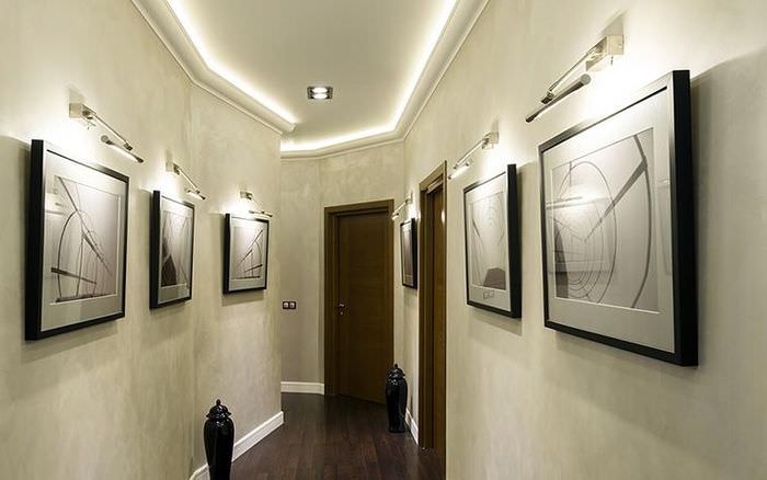 Светодиодная подсветка картин в длинном коридоре