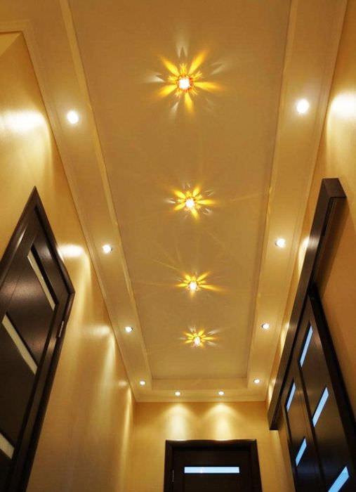 Фото потолка узкого коридора со встроенными светильниками