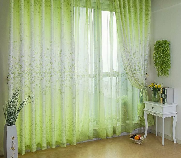 Окно в гостиной с прозрачными занавесками зеленоватого оттенка