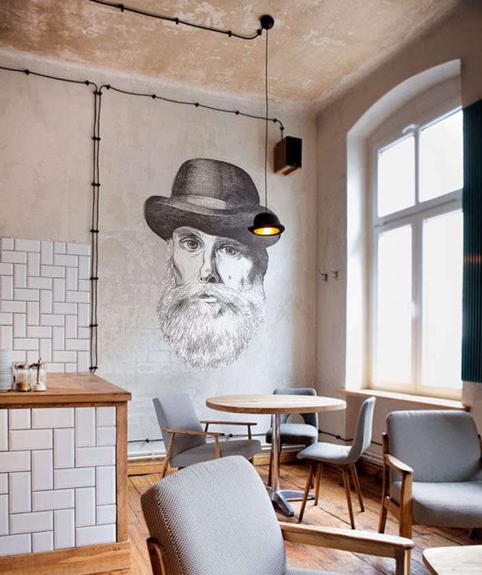Портрет мужчины в шляпе на стене кухни