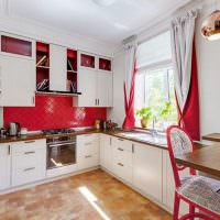 Красные шторы в дизайне кухни
