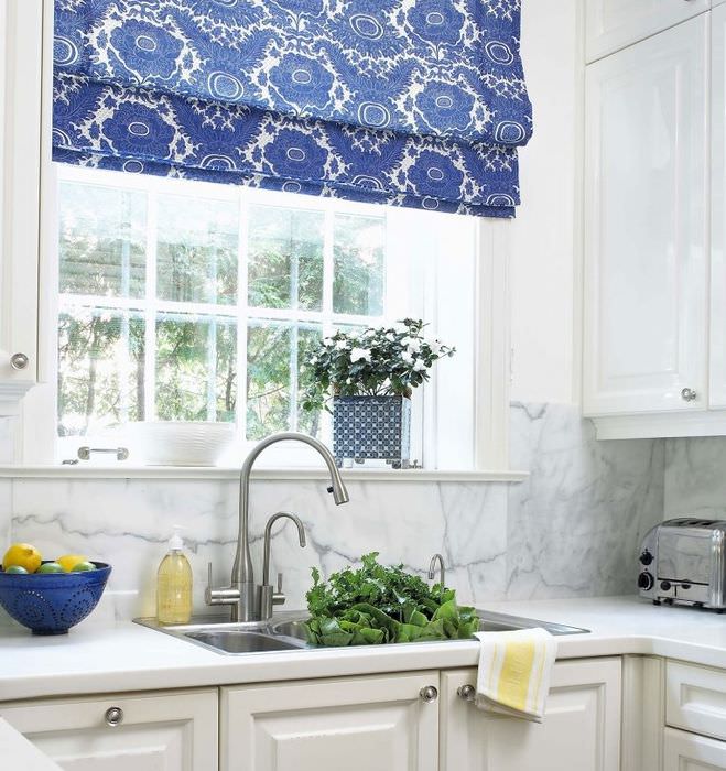 Синяя римская штора над кухонной мойкой