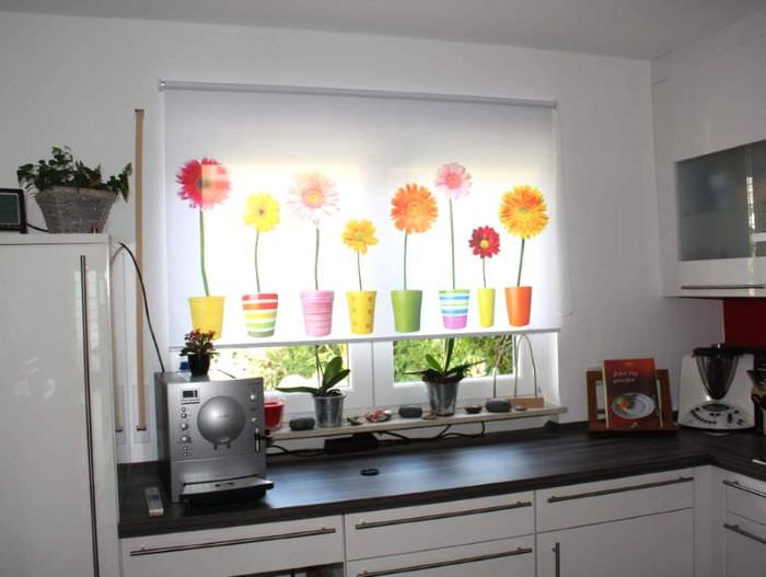 Рулонные шторы с фотопечатью на окне кухни панельного дома