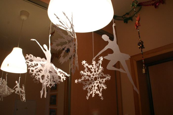 Новогодние снежинки из бумаги на светильнике гостиной