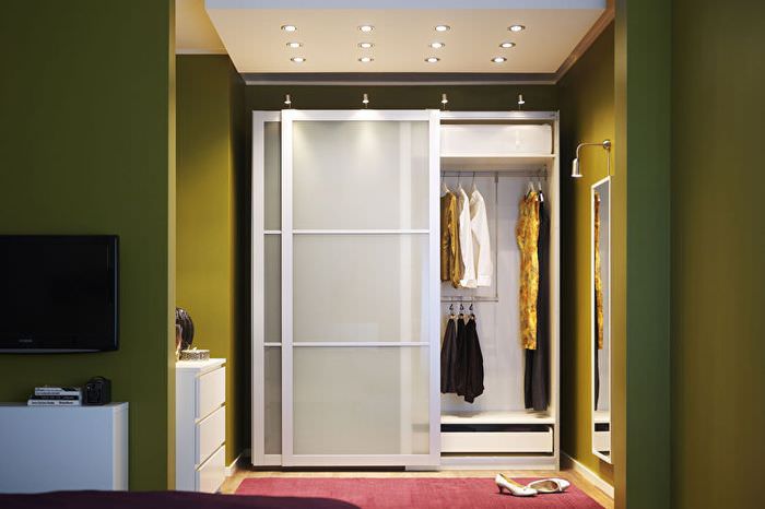 Garderobe mit weißen Türen