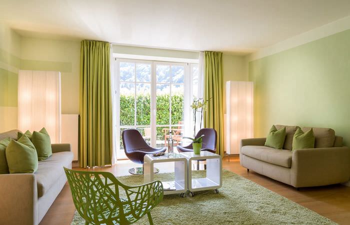 Нежно-зеленые стены в гостиной с двумя диванами