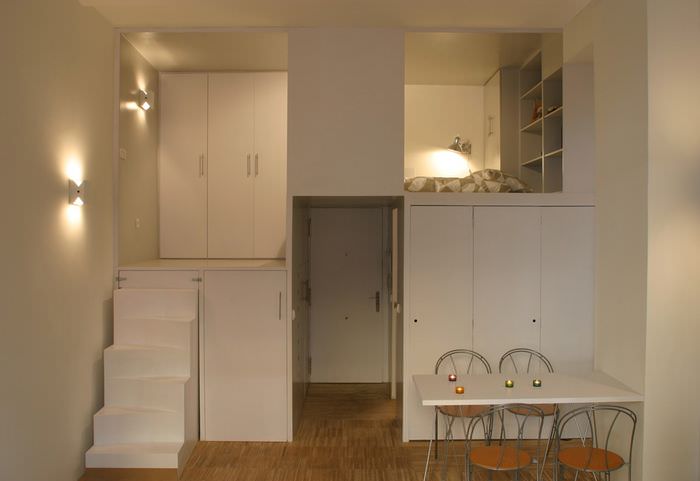 Организация пространства в квартире-студии с высоким потолком