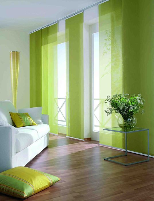 Гостиная в стиле минимализма с зелеными занавесками