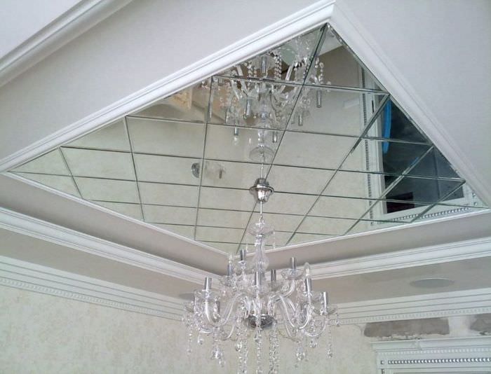 Стеклянная люстра на потолке с зеркальной плиткой