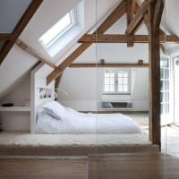 Белая кровать на деревянном полу