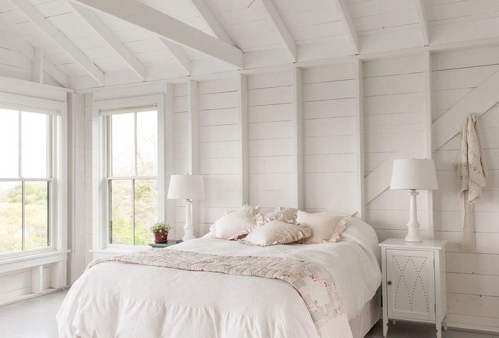Окрашенные деревянные стены в спальне частного дома
