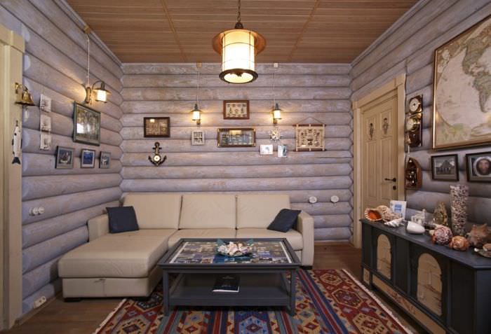 Бежевый диван угловой формы в гостиной с бревенчатыми стенами