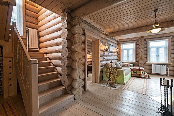 Деревянная лестница в гостиной бревенчатого дома