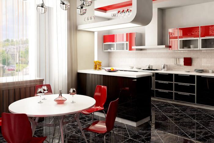 Черно-белая кухня с красными стульями