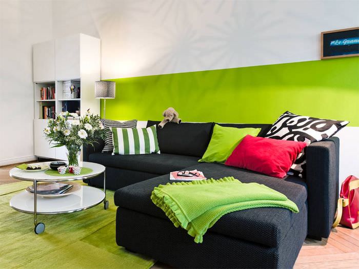 Сочетание зеленого цвета с черным в интерьере гостиной