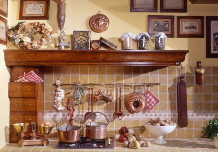 Декорирование итальянской кухни посудой