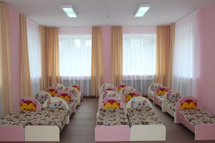Светло-коричневые занавески на окнах детской спальни