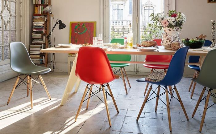 Разноцветные стулья в интерьере кухни