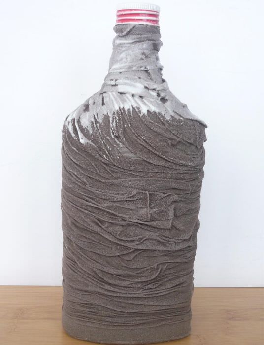PVA-Kleberbeschichtung von Strumpfhosen auf einer Glasflasche