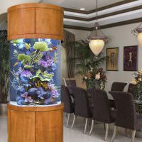 Дизайн столовой с аквариумом в виде колонны